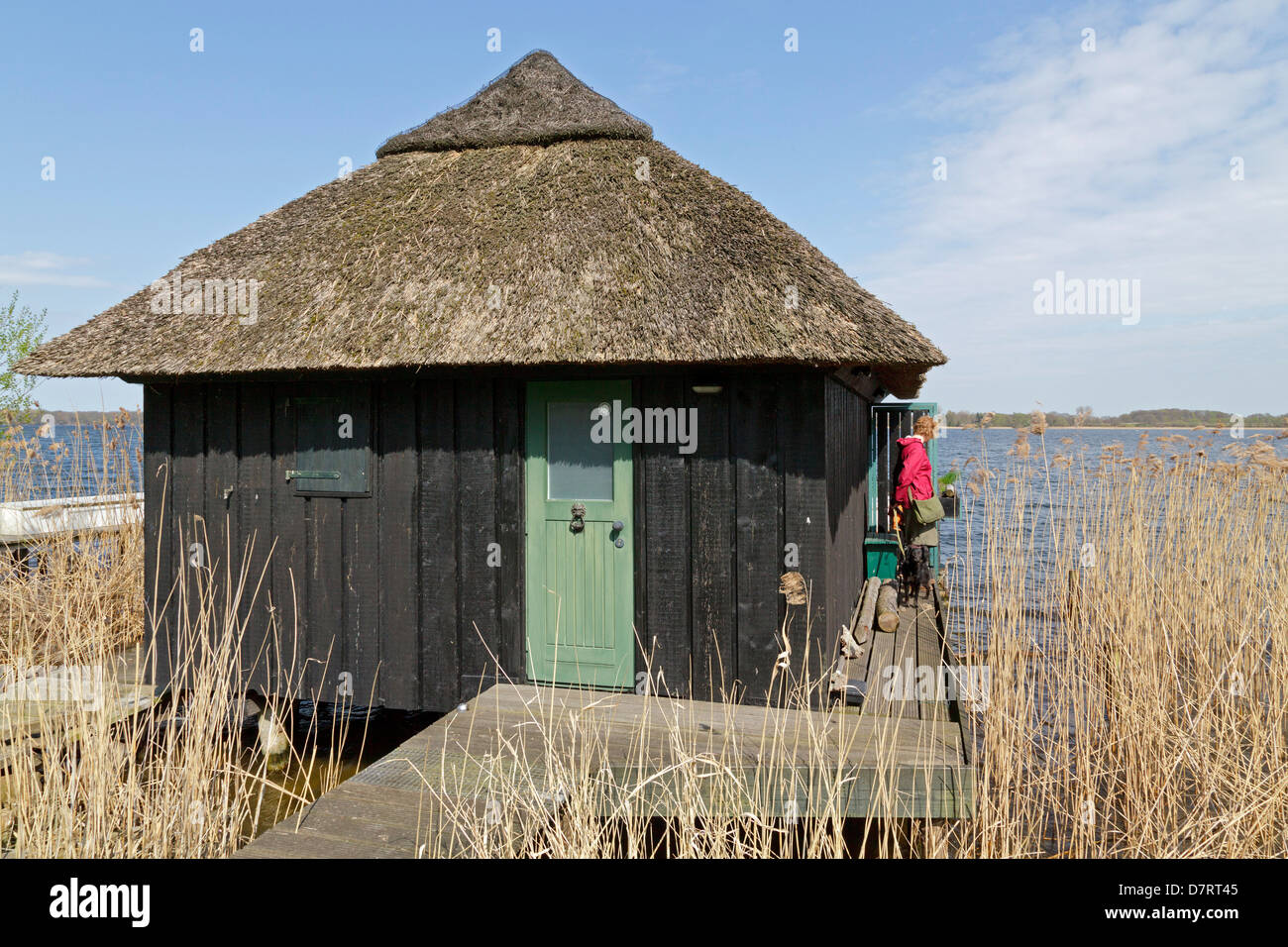 Un hangar à bateaux au Lakeshore de Schaalsee, Lenschow, Schleswig-Holstein, Allemagne Banque D'Images