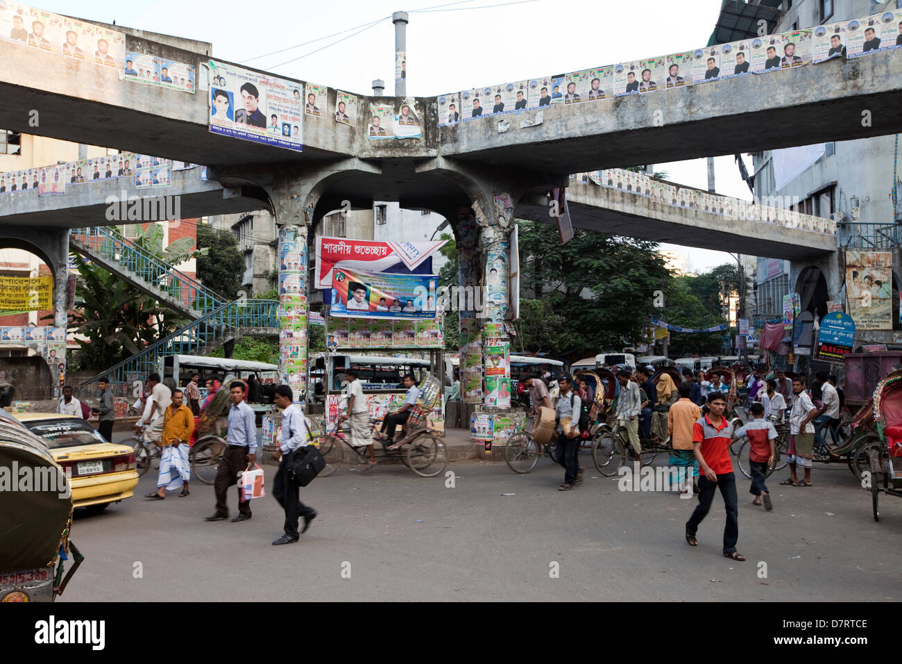 La circulation autour de l'intersection, Vieux Dhaka, Bangladesh Banque D'Images