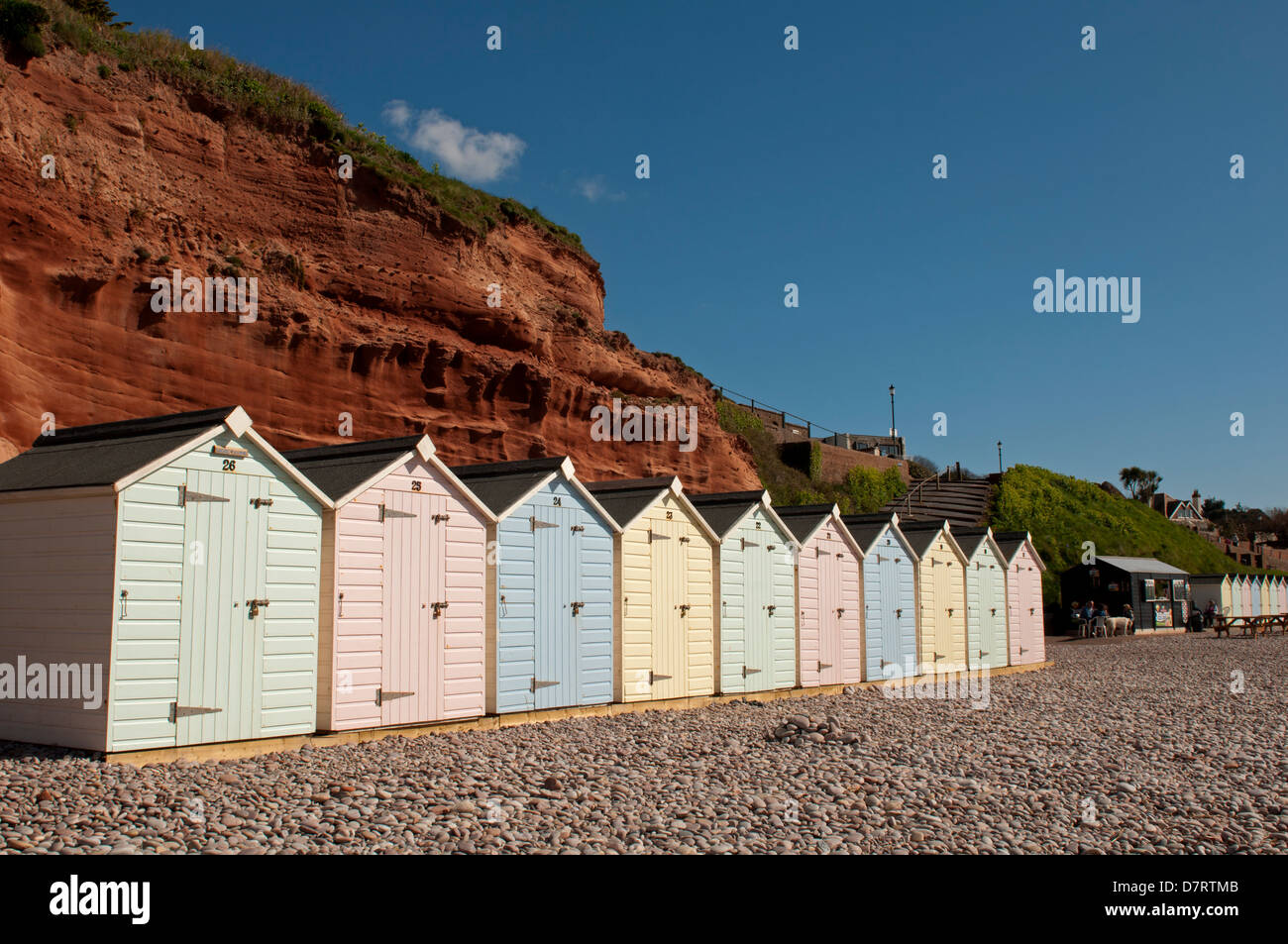 Cabines de plage et falaises, Budleigh Salterton, Devon, England, UK Banque D'Images