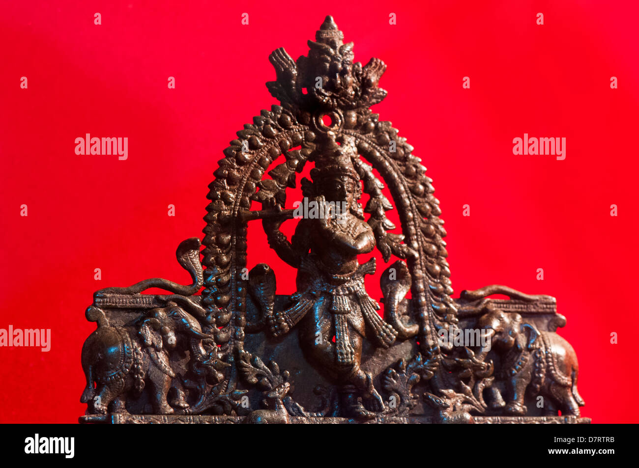 Le Seigneur Krishna jouant de la flûte statue en pierre Banque D'Images
