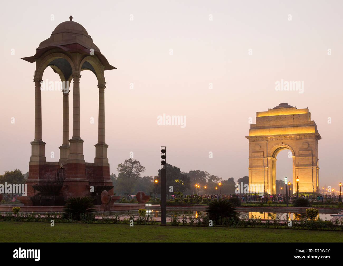 L'Inde, Uttar Pradesh, New Delhi, India Gate illuminé la nuit Banque D'Images