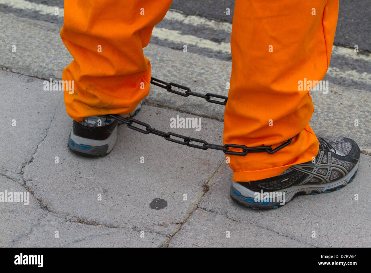 Westminster London, UK. 13 mai, 2013. Un manifestant habillé en costume orange avec les chaînes de la jambe à l'extérieur du Parlement appel à la libération de la British résident Shaker Aamer, qui a été maintenue par les États-Unis dans le camp de détention de Guantanamo Bay à Cuba depuis 2001. Credit : Amer Ghazzal/Alamy Live News Banque D'Images