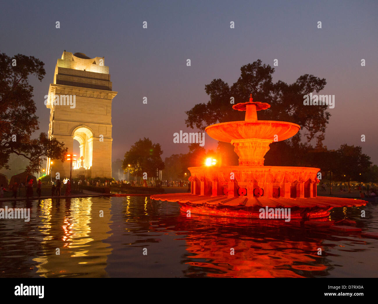 L'Inde, Uttar Pradesh, New Delhi, India Gate illuminé la nuit Banque D'Images