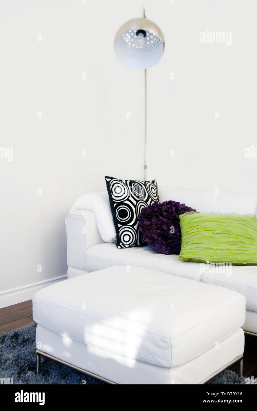 Coin de salon avec un mobilier blanc et coloré coussins décoratifs Banque D'Images
