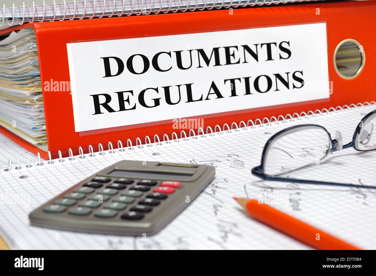 Marqués avec dossier de documents et de règlements Banque D'Images