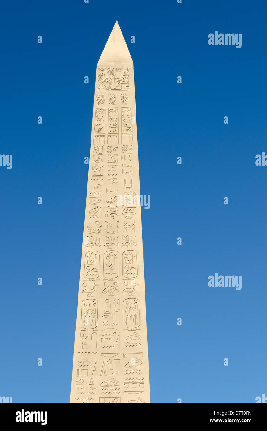 Obélisque égyptien avec hiéroglyphes et ciel bleu Banque D'Images