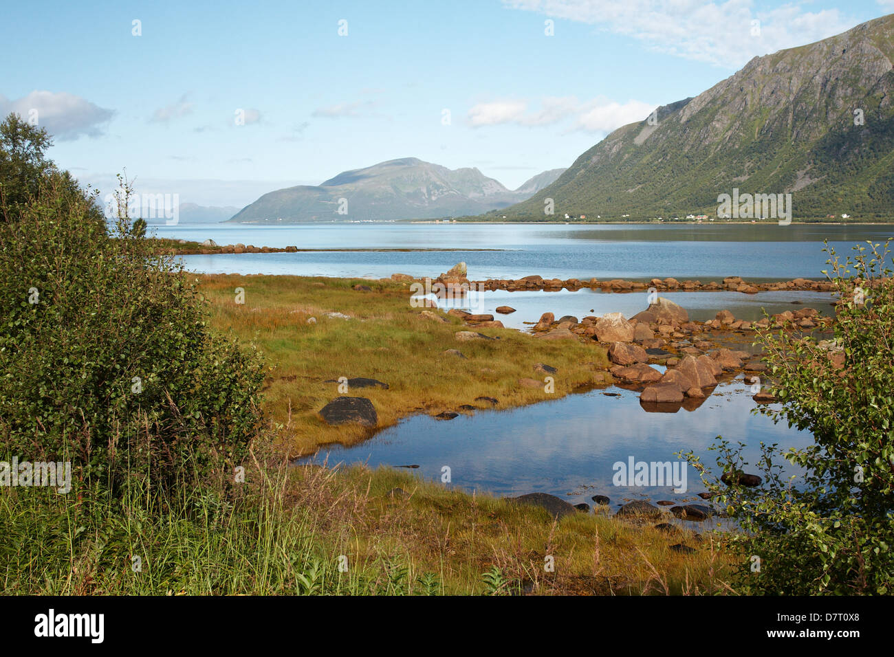 Vue panoramique du lac en Norvège le jour ensoleillé Banque D'Images