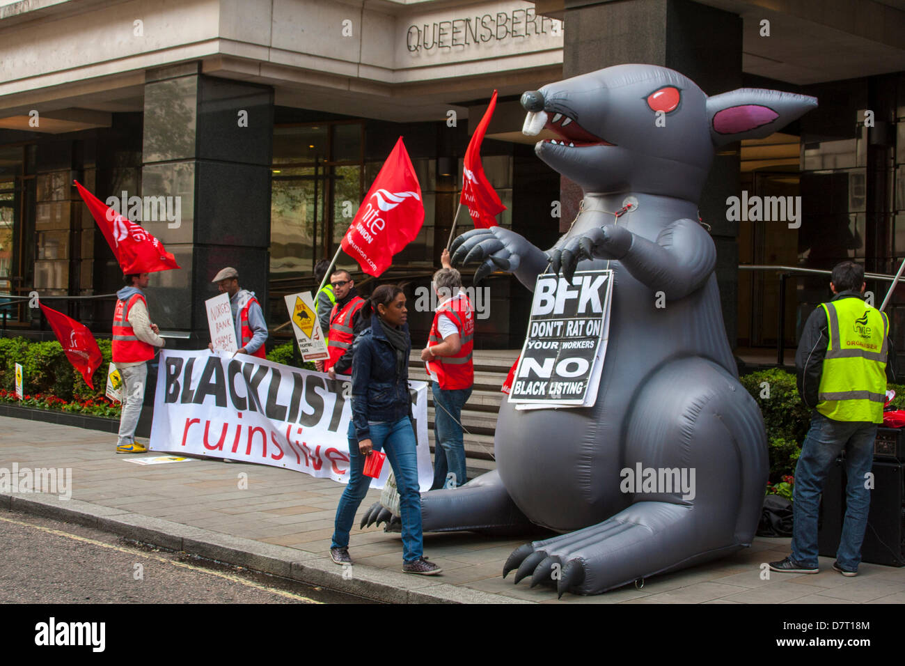 Londres, Royaume-Uni. 13 mai, 2013. Les manifestants de l'Union manifester devant le bureau de la Norges Bank à Londres. Ils accusent la banque d'investir dans les entreprises du bâtiment qui liste noire des représentants syndicaux. Banque D'Images