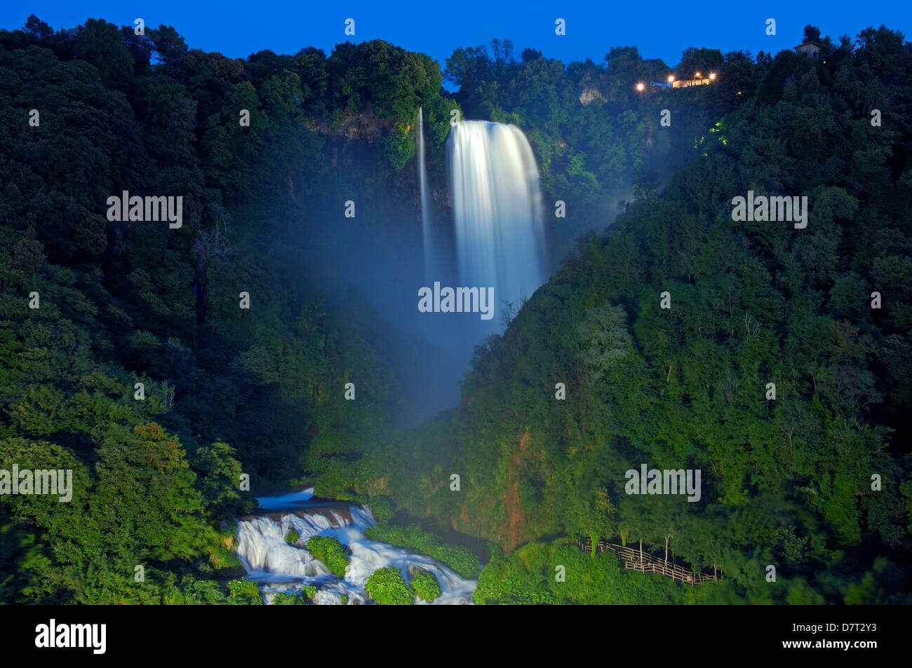 Au crépuscule, des Marmore Cascata delle Marmore, Valnerina. Terni. L'Ombrie. L'Italie. L'Europe Banque D'Images