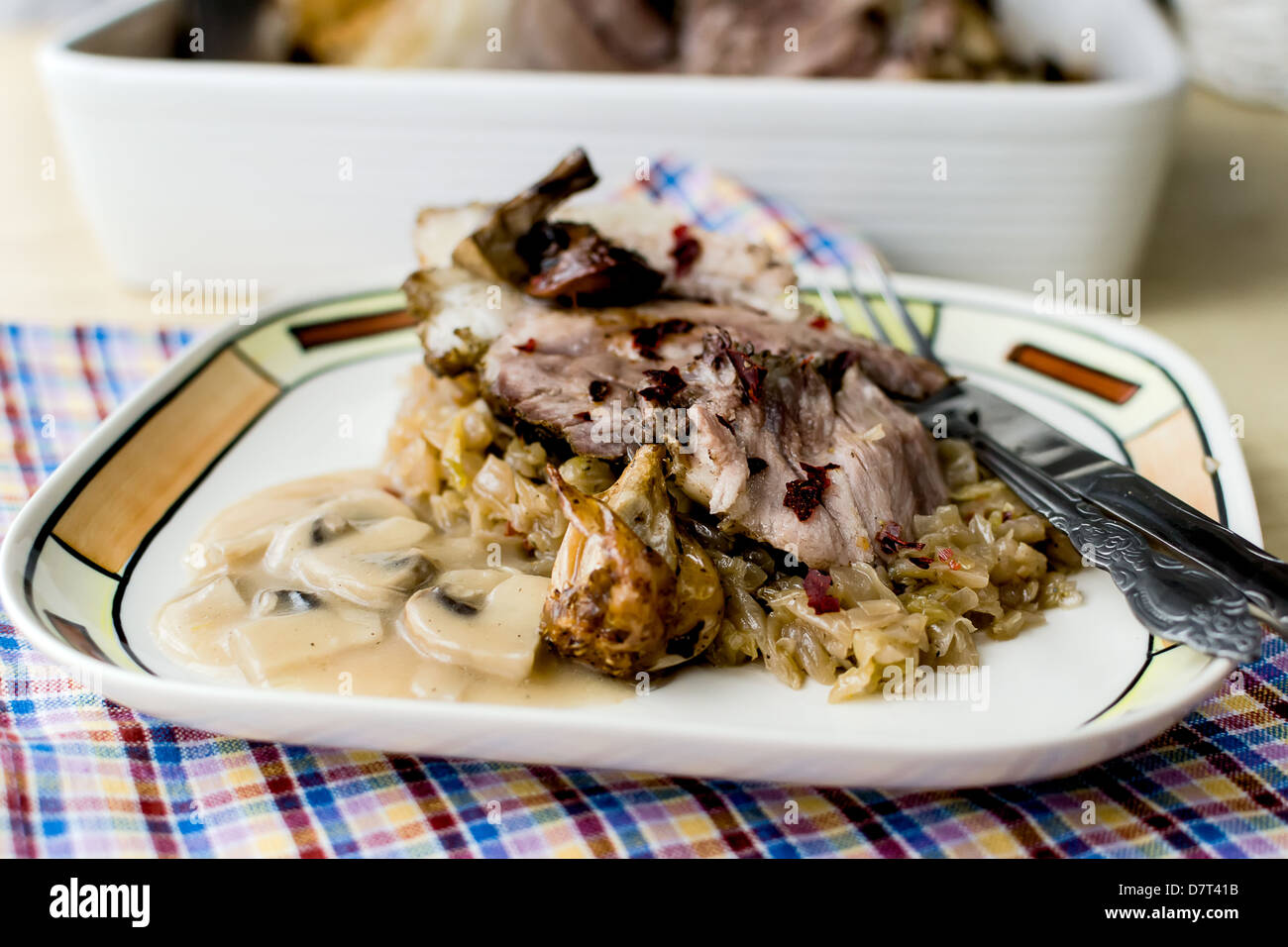 Jarret de porc avec de la choucroute et sauce aux