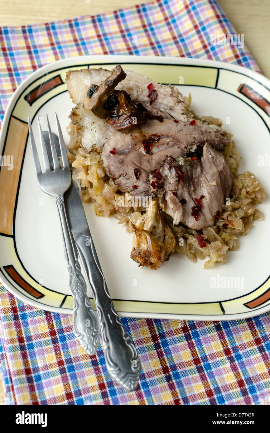 Jarret de porc avec de la choucroute et sauce aux