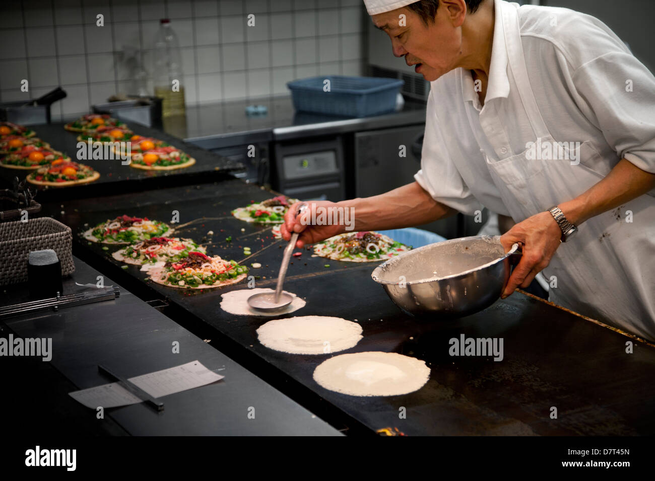 Chef japonais de faire des crêpes traditionnelles dans Gion, Kyoto, Japon Banque D'Images