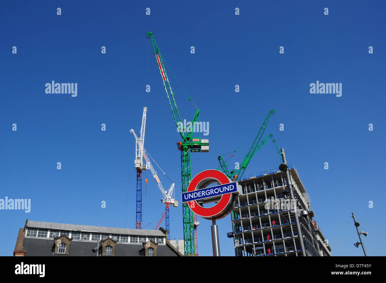 Underground sign et grues au King's Cross, Londres, Angleterre, Royaume-Uni Banque D'Images