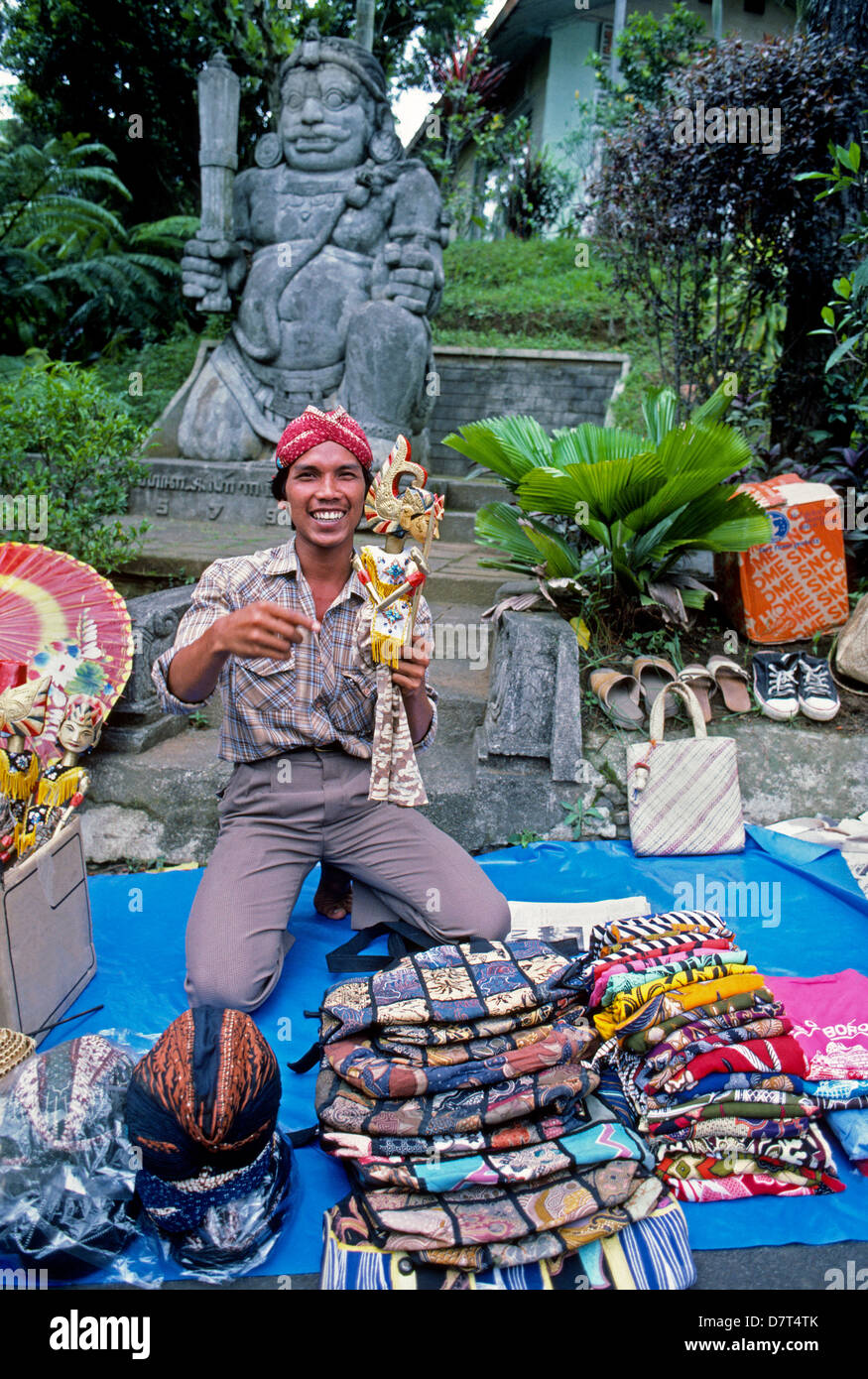 Un vendeur de souvenirs et d'artisanat divers montre ses marchandises à des touristes près de Semarang sur l'île de Java en Indonésie en Asie du sud-est. Banque D'Images