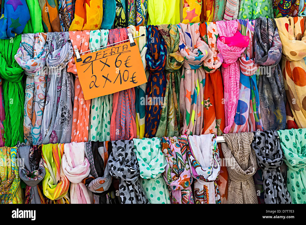 Foulards en soie en vente sur market stall, Teguise, Lanzarote, îles  Canaries, Espagne Photo Stock - Alamy