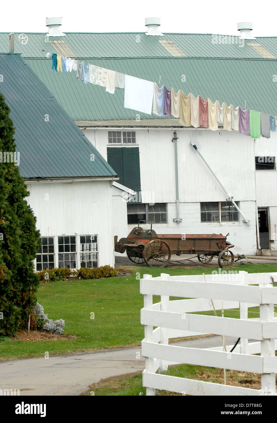 La Pennsylvanie néerlandais farm lavé les vêtements propres accroché à sécher sur grange Lancaster County, des vêtements, des vêtements lavés suspendus pour le séchage, Banque D'Images