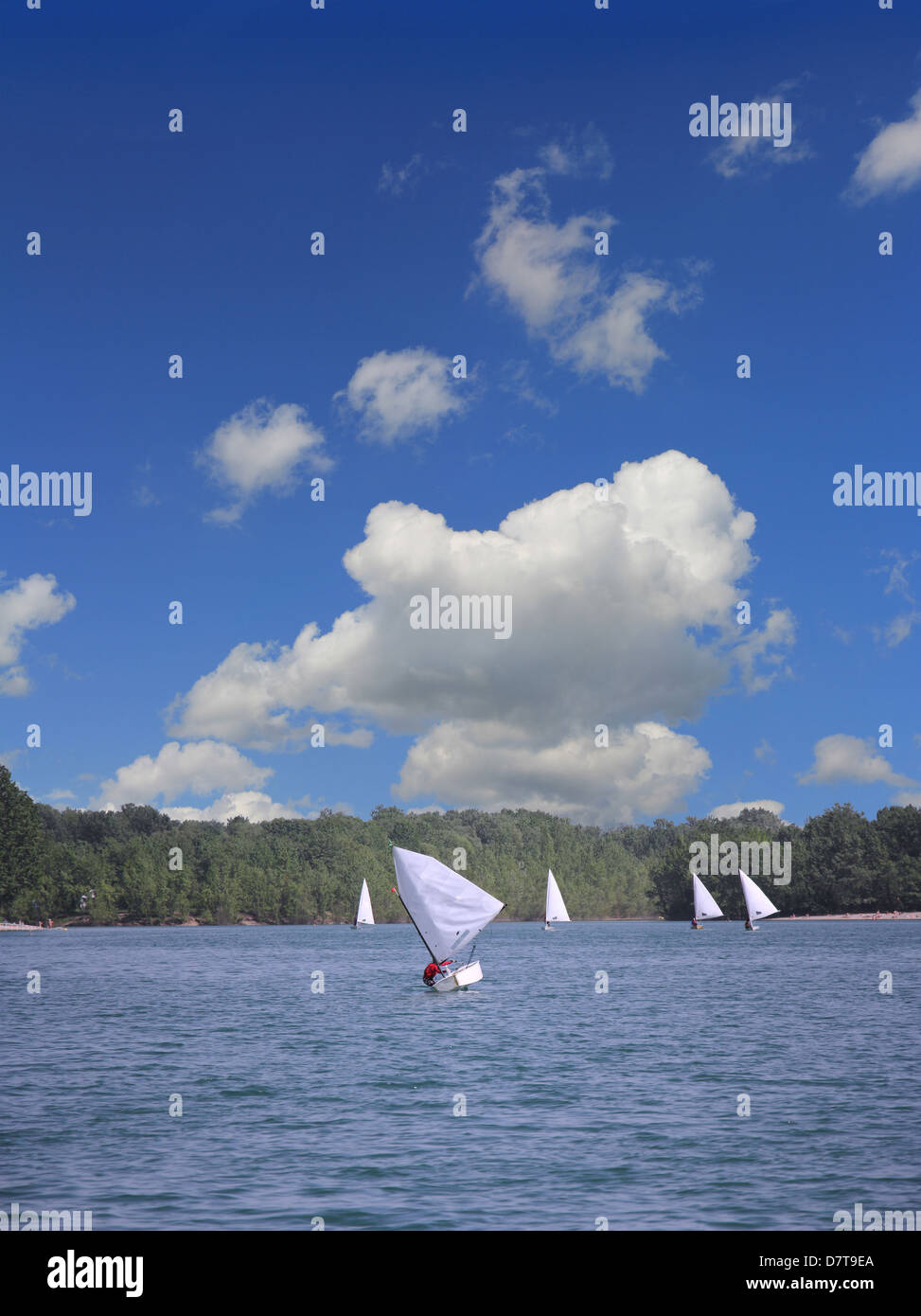 Petit bateau naviguant sur le lac sur une belle journée ensoleillée Banque D'Images