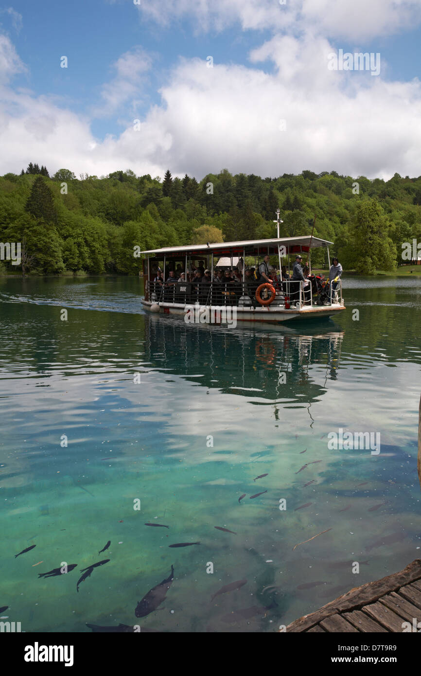 Bateau touristique traversant le lac Kozjak dans le parc national des lacs de Plitvice, un site du patrimoine mondial de l'UNESCO, en Croatie en mai - Parc national de Plitvice Banque D'Images