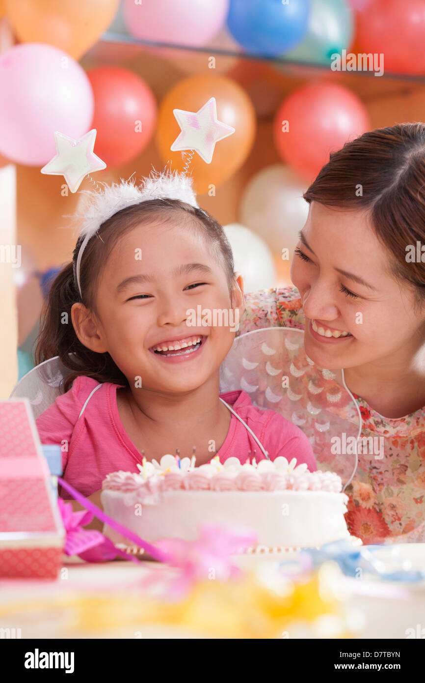 Fille D Anniversaire Et Sa Mere Photo Stock Alamy Fille D Anniversaire Et Sa Mere Photo Stock Alamy