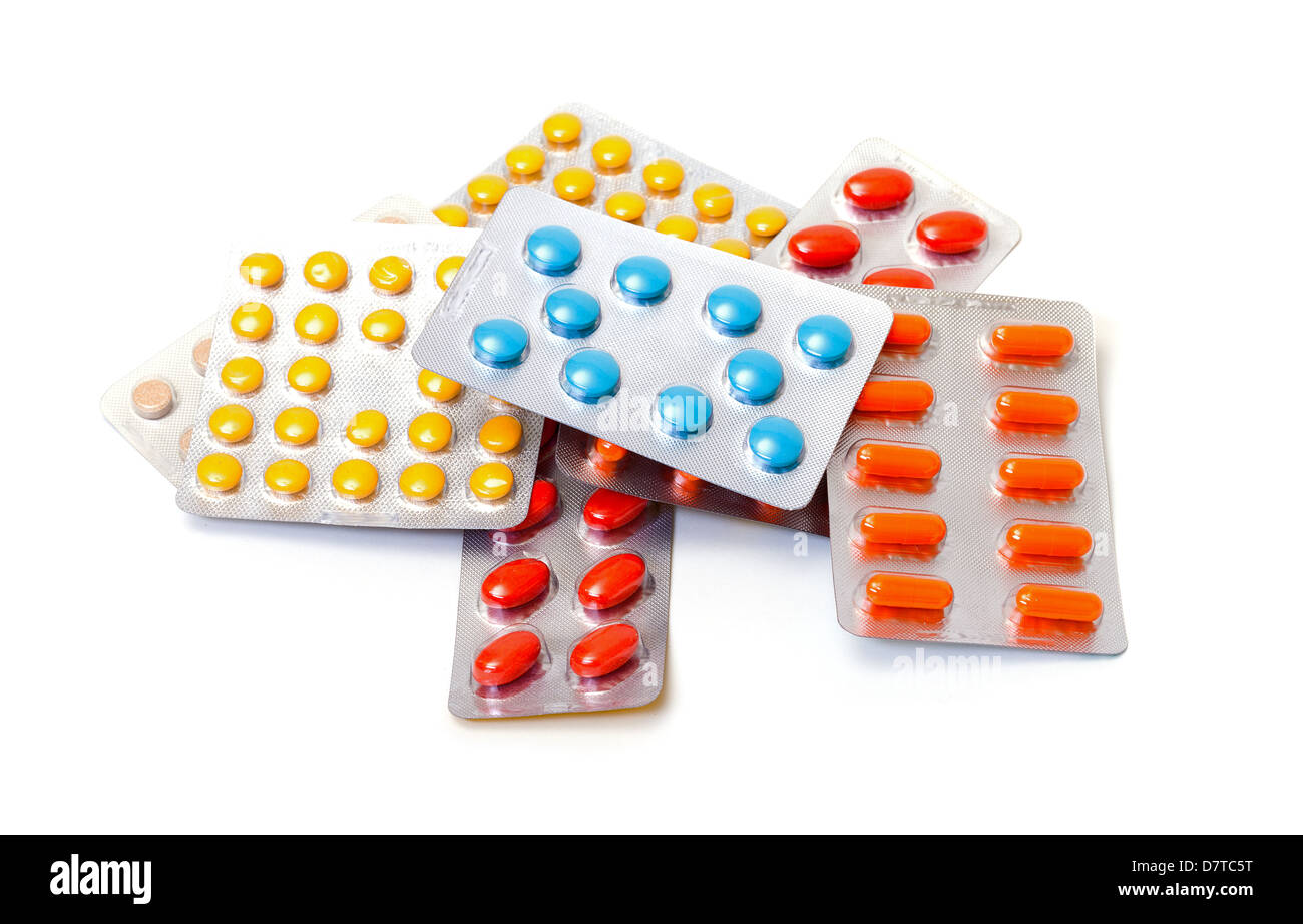 Pilules multicolores conditionnés dans des blisters, sur fond blanc Banque D'Images
