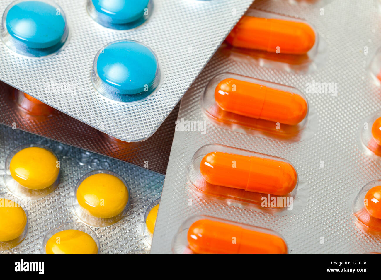 Pilules multicolores conditionnés dans des blisters, gros plan Banque D'Images