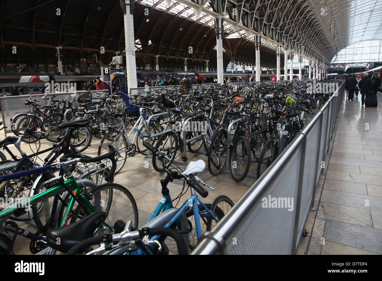 Transport de masse de stationnement pour vélos à la gare de Paddington à Londres, mai 2013 Banque D'Images