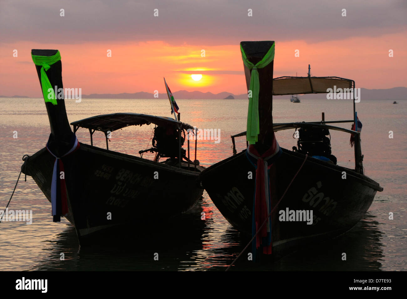 Bateaux à longue queue au coucher du soleil, la mer d'Andaman, Thaïlande Banque D'Images