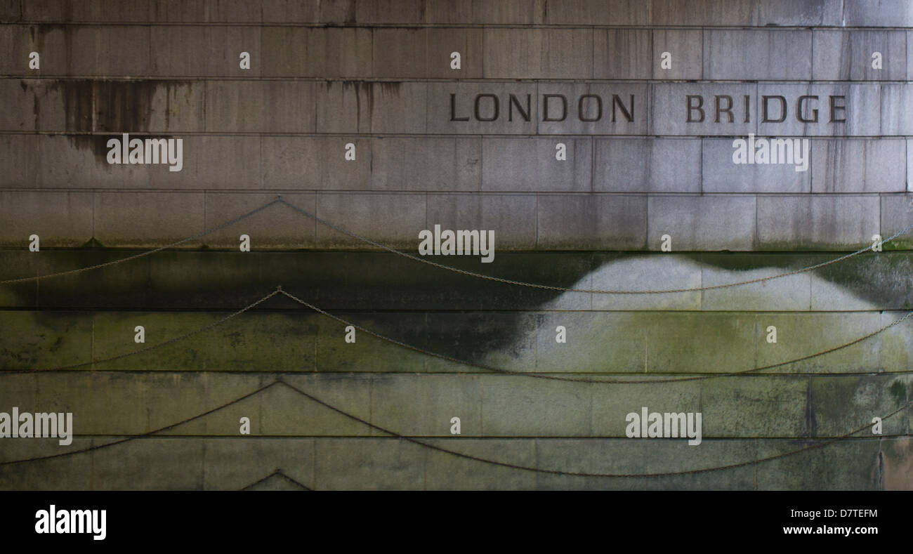 Une photographie prise sous le pont de Londres au Royaume-Uni. Il montre une vue que la plupart des gens ne pensent pas de quand on pense du pont. Banque D'Images