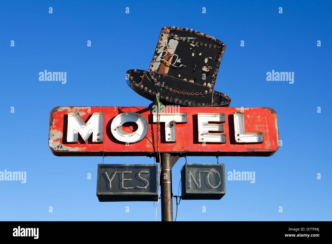 Retro motel sign d'un motel abandonné en milieu rural profond nous contre ciel bleu clair Banque D'Images
