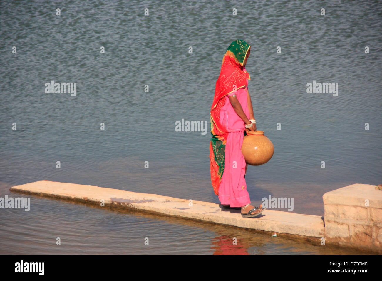 Femme indienne en sari coloré avec de l'eau, transportant jar Kitchan, Rajasthan, Inde Banque D'Images