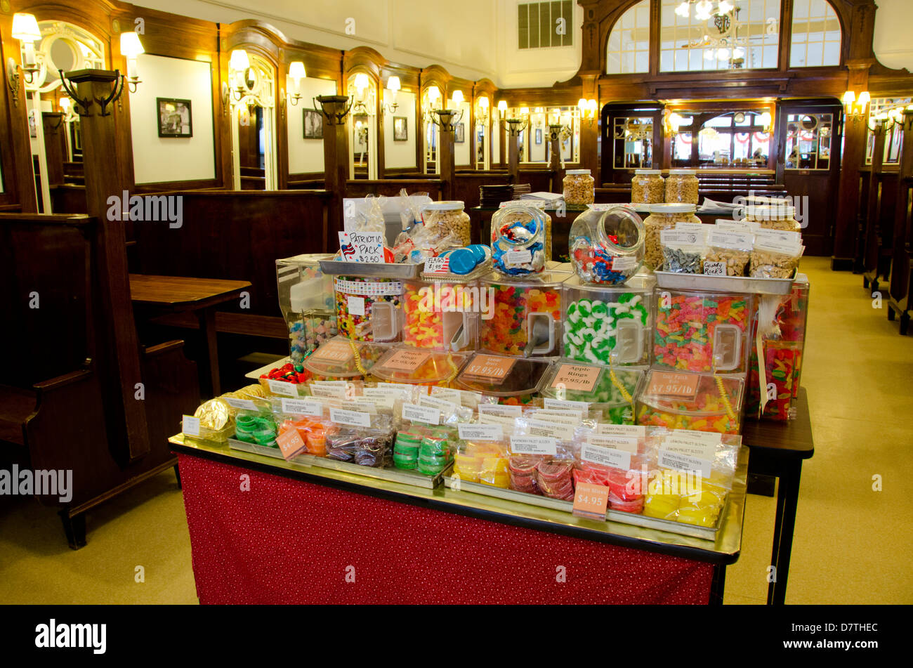 Le Wisconsin, Manitowoc. Centre-ville, la 8e rue. Beerntsen la confiserie, un magasin de bonbons à l'ancienne, et un glacier. Banque D'Images Le Wisconsin, Manitowoc. Centre-ville, la 8e rue. Beerntsen la confiserie, un magasin de bonbons à l'ancienne, et un glacier. Banque D'Images