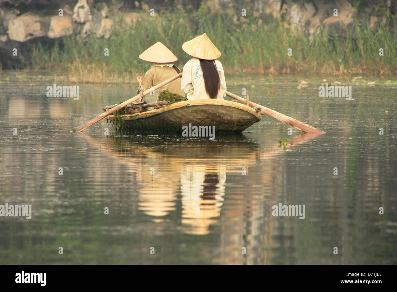 Les femmes vietnamiennes barque, Tam Coc, province de Ninh Binh, Vietnam Banque D'Images