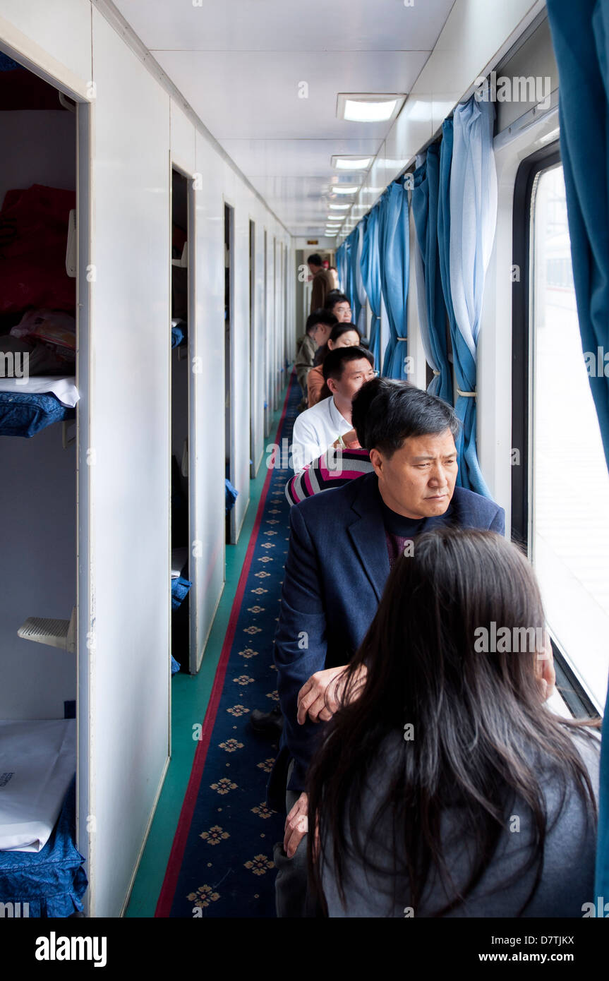 Les passagers à bord d'un train chinois, Chine Banque D'Images