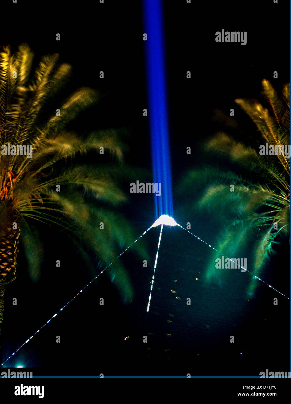 Le faisceau laser tire vers le ciel de la pyramide de Louxor à Las Vegas  Photo Stock - Alamy