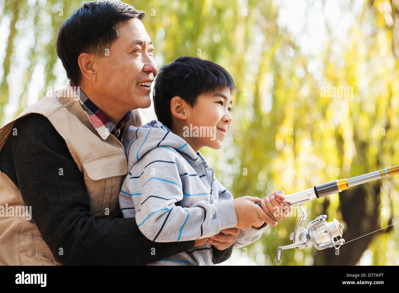 2 Pères Et 2 Fils Vont à La Pêche Père et fils de pêche ensemble au lac Photo Stock - Alamy