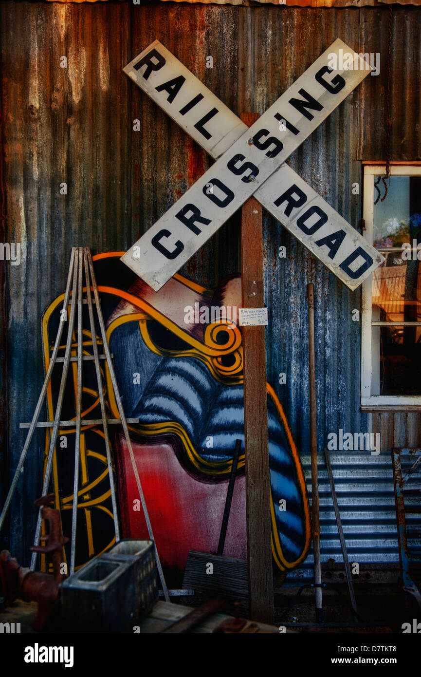 Un passage à niveau et signe d'autres artefacts en route 66 Oro Grande Californie Banque D'Images