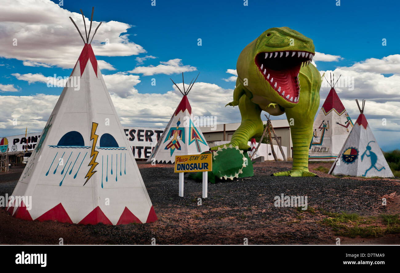 Contreplaqué - multiplex Tee Pees et concrètes à l'dinosaures Painted Desert Indian Centre,Holbrook Arizona sur la Route 66 Banque D'Images