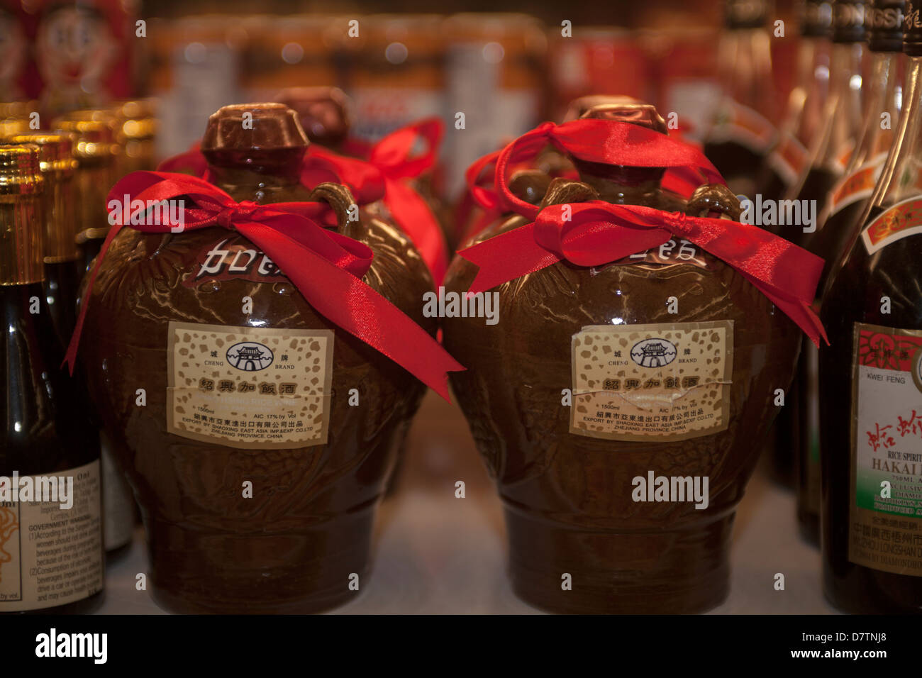 Des bouteilles de vin de riz sur le plateau à 99 Ranch marché asiatique, Richmond, CALIFORNIE, ÉTATS UNIS, Amérique du Nord Banque D'Images