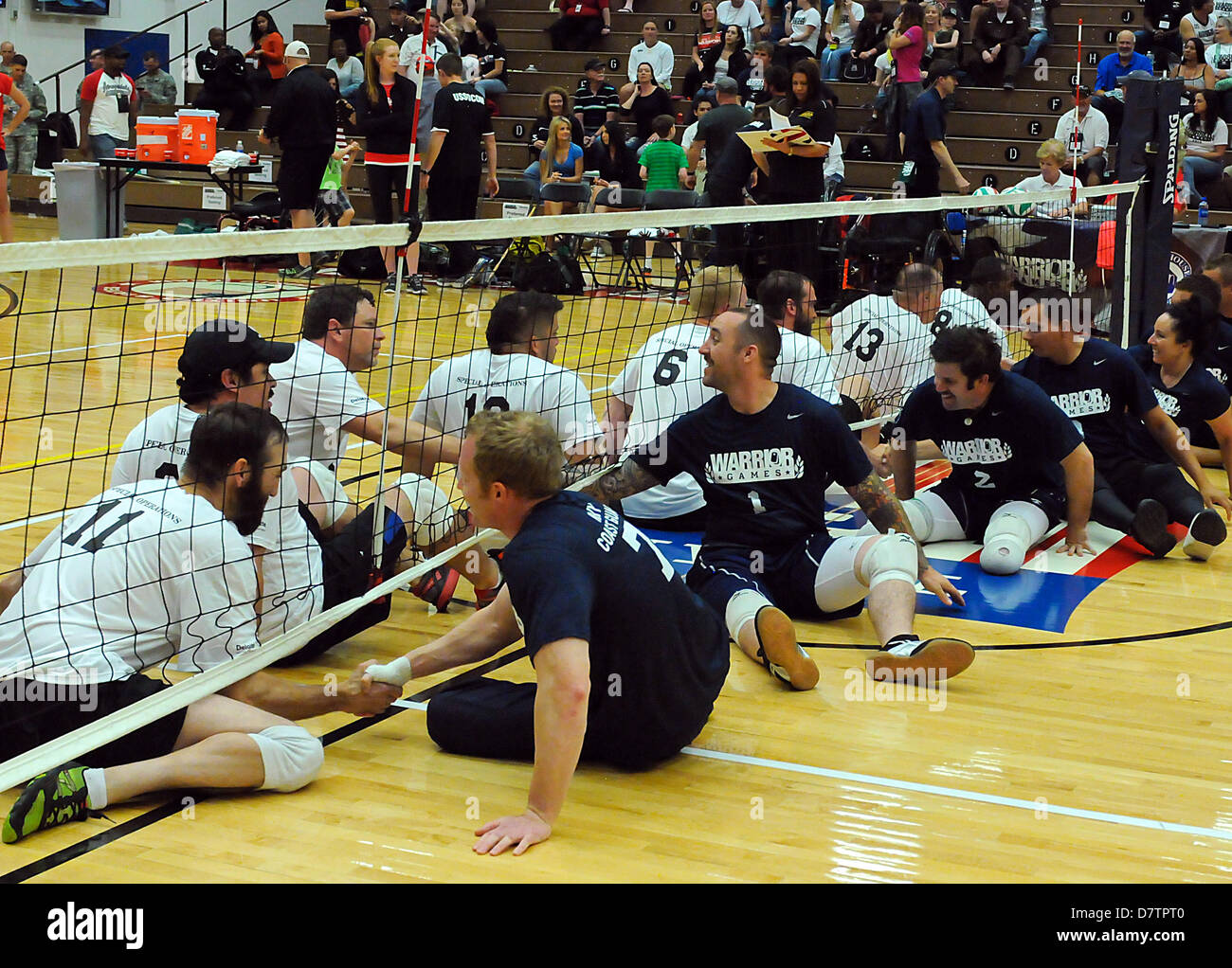 Dans le Colorado, aux Etats-Unis. 13 mai, 2013. La Garde côtière et marine/commandement pour les soldats blessés avant leur match de volleyball assis au cours de la deuxième journée de compétition des Jeux de guerrier à l'United States Olympic Training Center, Colorado Springs, Colorado. Plus de 260 blessés et handicapés, hommes et femmes se sont réunis à Colorado Springs pour concurrencer dans sept sports, mai 11-16. Toutes les branches de l'armée sont représentés, y compris les opérations spéciales et les membres des Forces armées britanniques. Credit : Cal Sport Media/Alamy Live News Banque D'Images