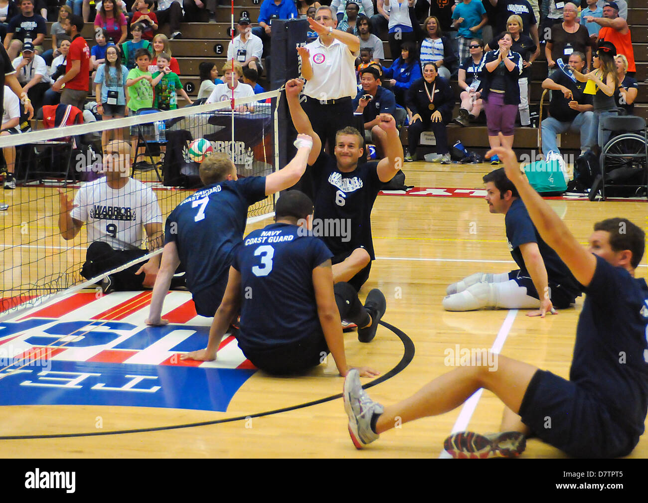 Dans le Colorado, aux Etats-Unis. 13 mai, 2013. La Garde côtière marine/guerriers blessés célébrer un point de volleyball assis au cours de la deuxième journée de compétition des Jeux de guerrier à l'United States Olympic Training Center, Colorado Springs, Colorado. Plus de 260 blessés et handicapés, hommes et femmes se sont réunis à Colorado Springs pour concurrencer dans sept sports, mai 11-16. Toutes les branches de l'armée sont représentés, y compris les opérations spéciales et les membres des Forces armées britanniques. Credit : Cal Sport Media/Alamy Live News Banque D'Images