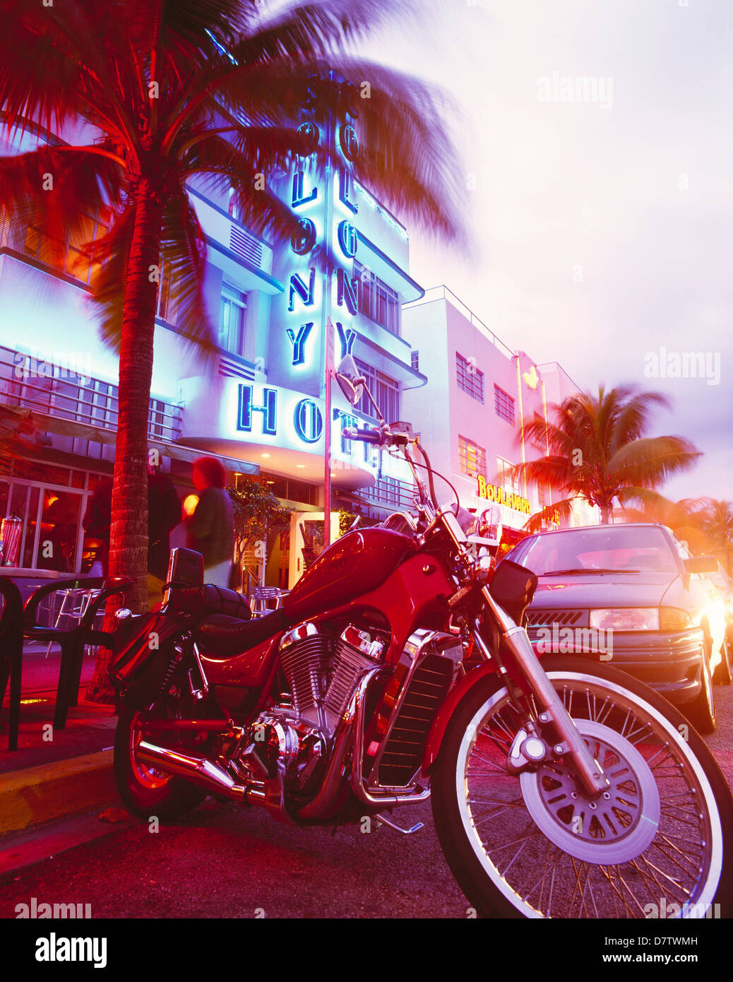 Moto Harley Davidson en face de l'Art Déco Hôtels la nuit sur Ocean Drive, Miami, Floride, USA Banque D'Images
