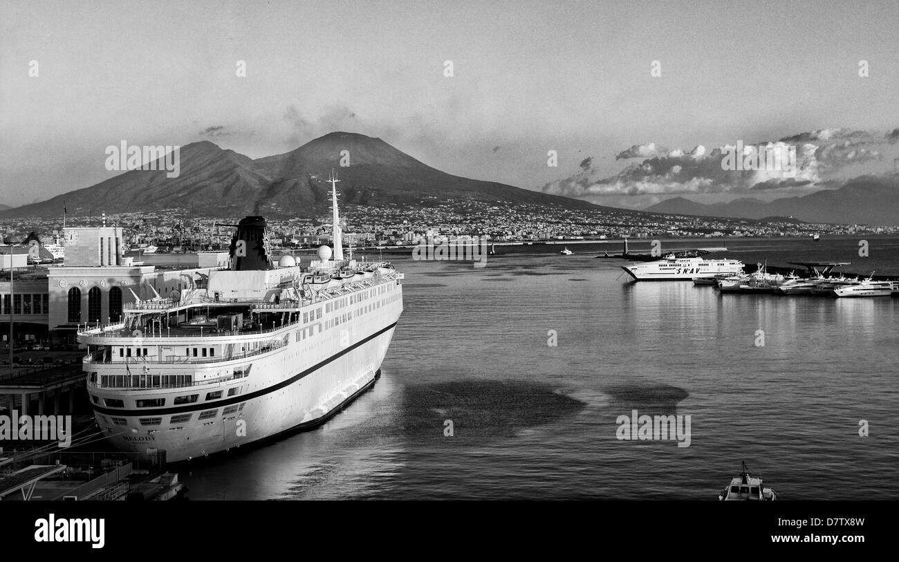 Vue sur le Vésuve et Naples Harbour de Castel dell'Ovo - Italie Banque D'Images