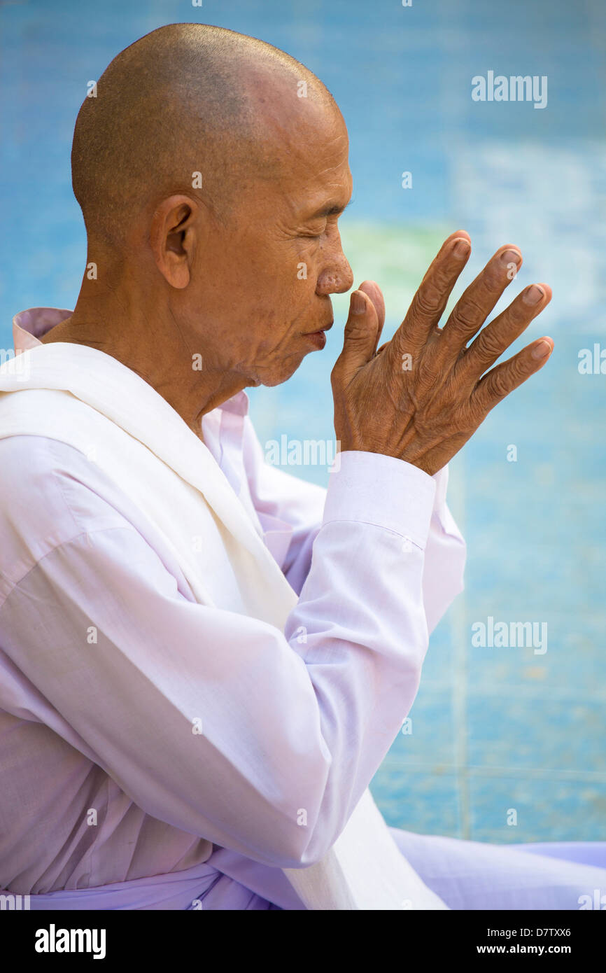 Le moine bouddhiste priant à Paya Botataung Pagode Botataung (), Yangon (Rangoon), la Birmanie Banque D'Images