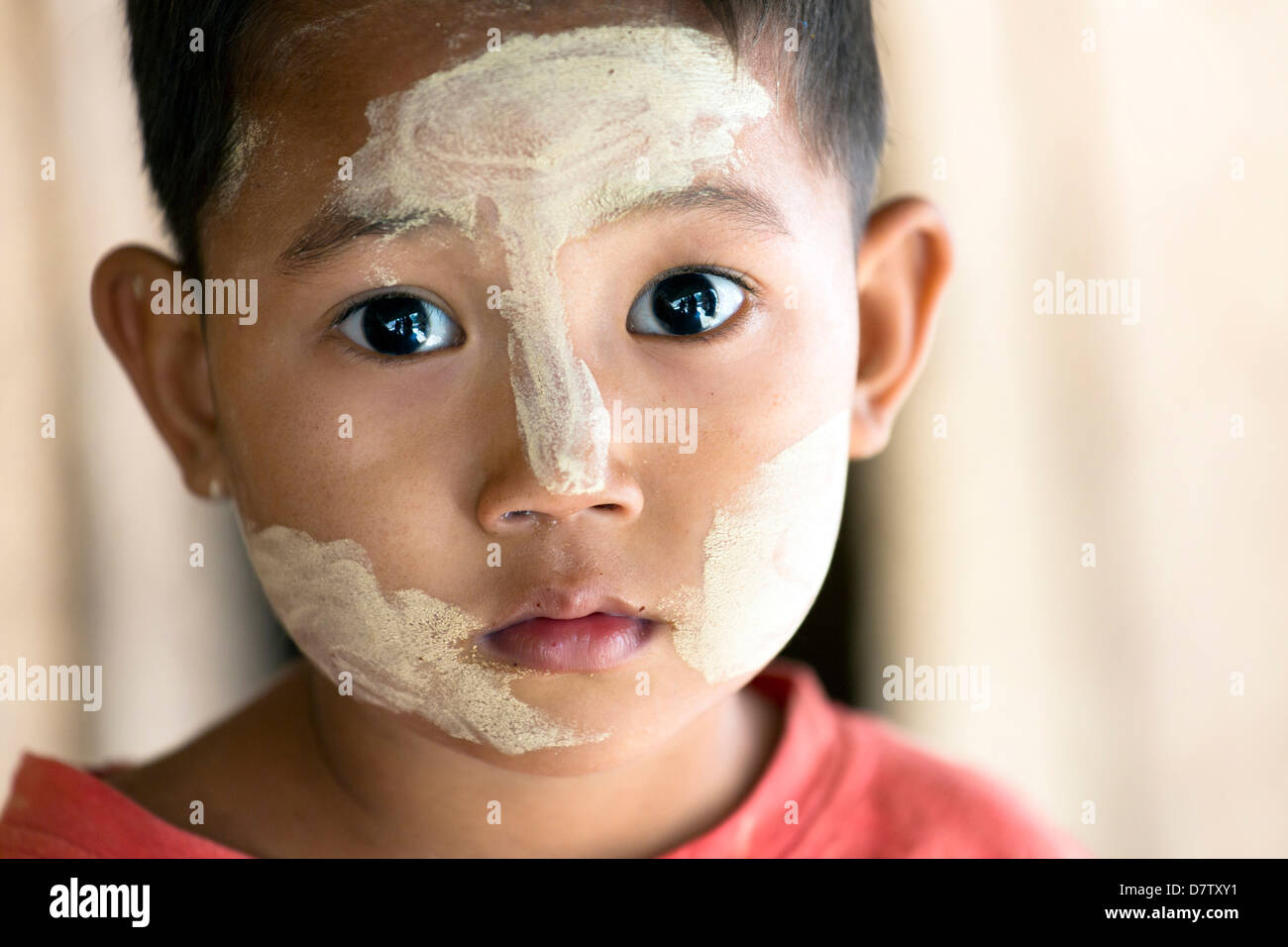 Jeune enfant birman avec Thanakha visage traditionnel peinture, Yangon (Rangoon), la Birmanie Banque D'Images