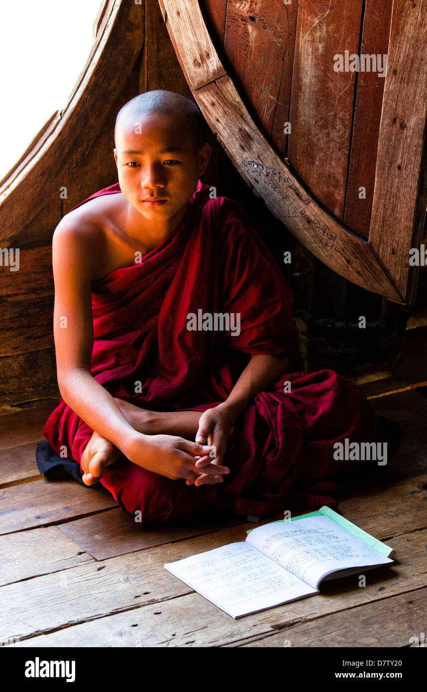 Moine Bouddhiste novice dans la leçon à Shwe Yaunghwe Kyaung, un célèbre monastère en teck, Nyaungshwe, lac Inle, l'État de Shan, Birmanie,Asia Banque D'Images