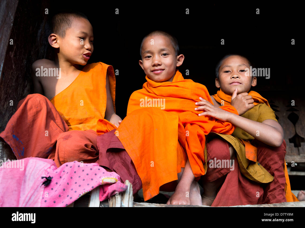 Trois moines novices dans village près de Kengtung (Kyaingtong), l'État Shan, en Birmanie Banque D'Images