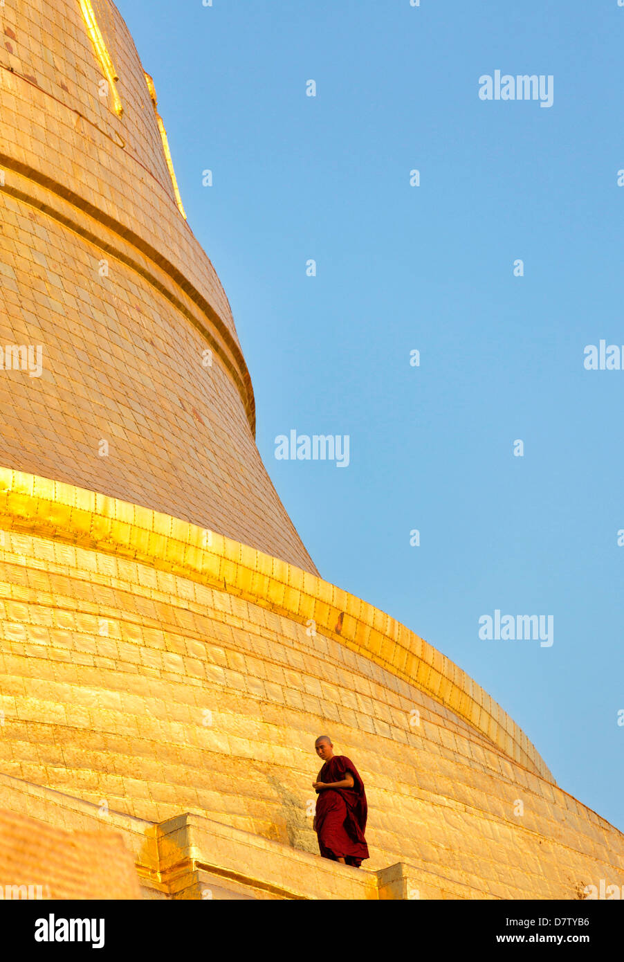 Le moine bouddhiste qui se promenait sur le dôme doré de la pagode Shwedagon Paya () au crépuscule, Yangon (Rangoon), la Birmanie Banque D'Images