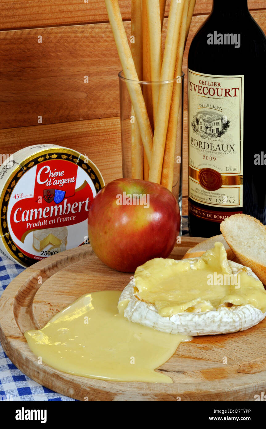 Tout au four French Camembert avec Grissini batonnets et une bouteille de  vin rouge Photo Stock - Alamy