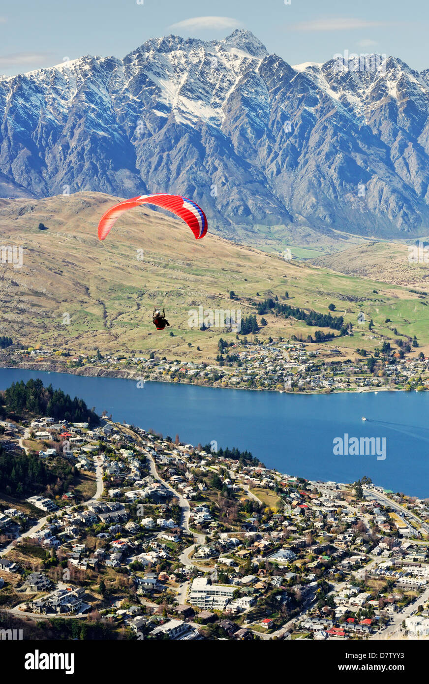 Parachute sur Queenstown, Queenstown, Otago, île du Sud, Nouvelle-Zélande Banque D'Images