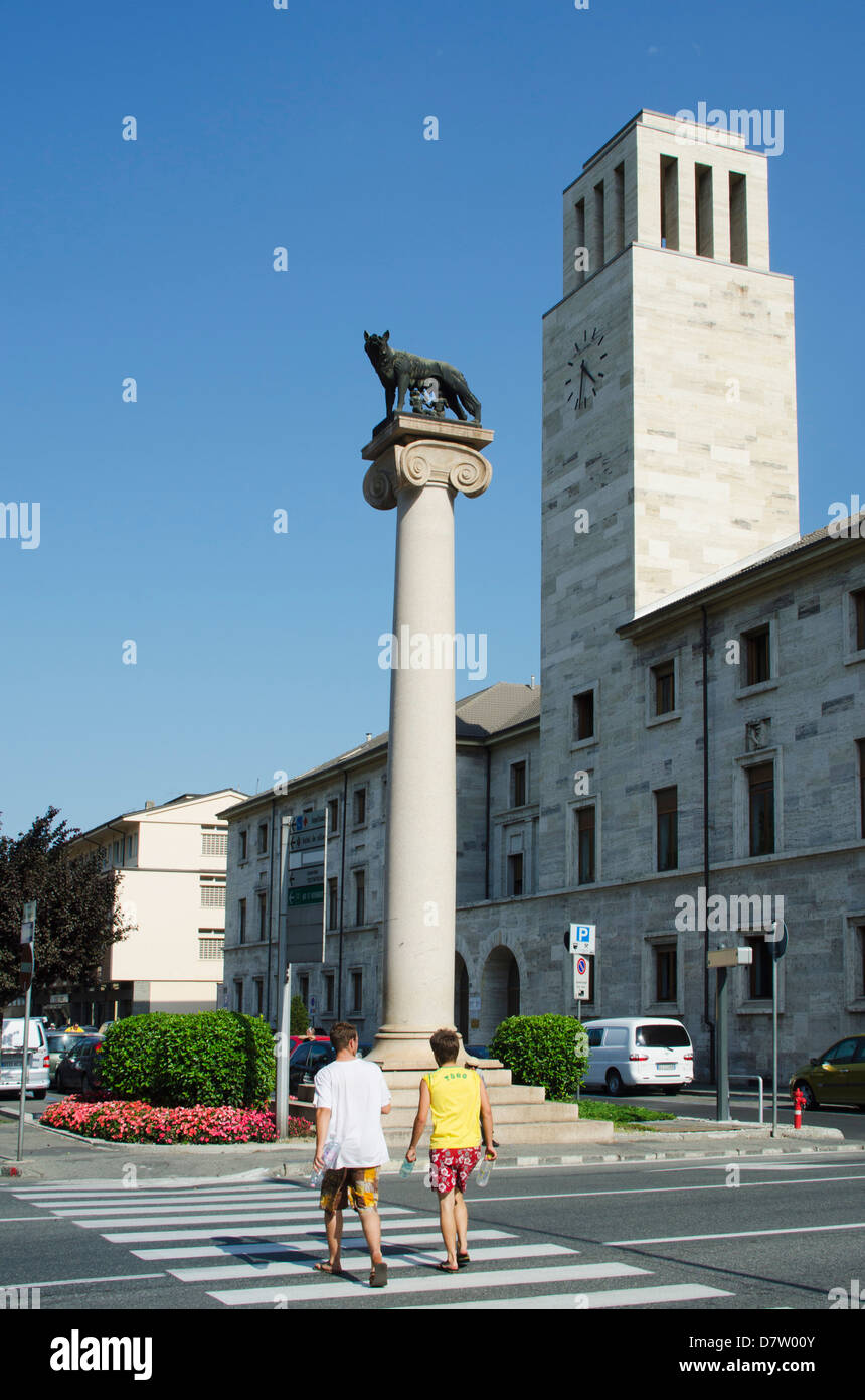 Statue d'un loup et la tour de l'horloge, Aoste, vallée d'aoste, Italie Banque D'Images